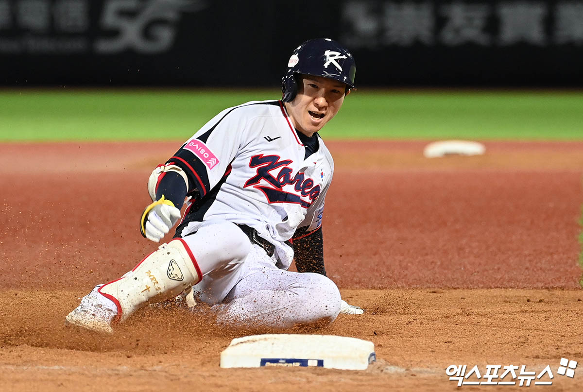 16일 오후 대만 타이베이 톈무야구장에서 열린 '2024 WBSC(세계야구소프트볼연맹) 프리미어12' B조 조별리그 4차전 대한민국과 도미니카공화국의 경기, 8회말 2사 2,3루 박성한이 역전 2타점 적시 3루타를 때려내고 있다. 타이베이(대만), 박지영 기자