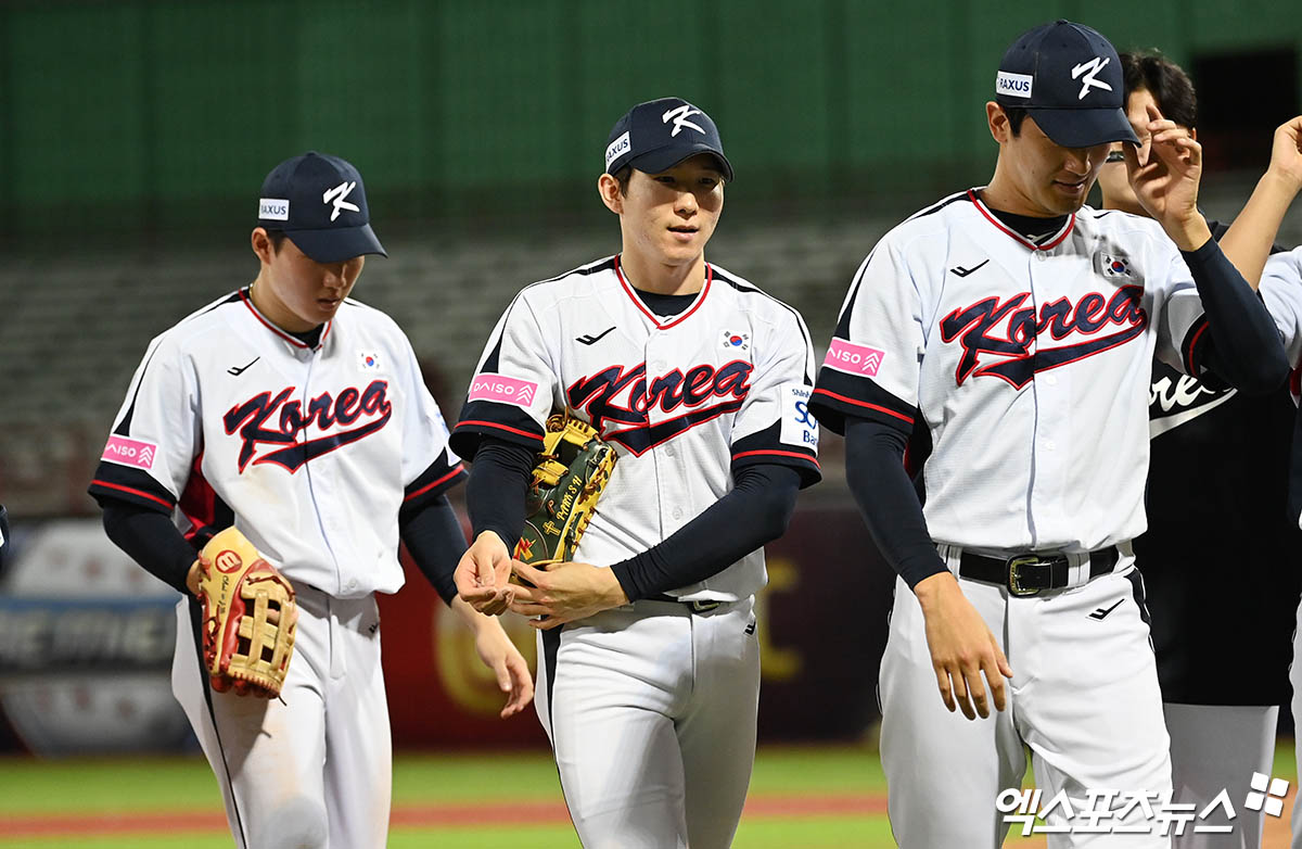 16일 오후 대만 타이베이 톈무야구장에서 열린 '2024 WBSC(세계야구소프트볼연맹) 프리미어12' B조 조별리그 4차전 대한민국과 도미니카공화국의 경기, 대한민국이 8회말 터진 박성한의 역전 2타점 적시 3루타에 힘입어 9:6의 스코어로 승리했다.  경기 종료 후 한국 박성한이 그라운드를 빠져나가고 있다. 타이베이(대만), 박지영 기자