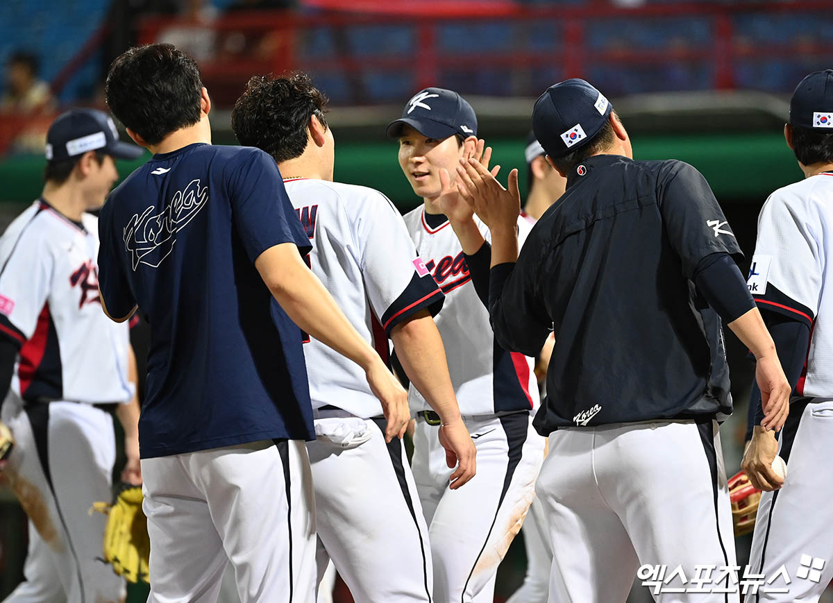 16일 오후 대만 타이베이 톈무야구장에서 열린 '2024 WBSC(세계야구소프트볼연맹) 프리미어12' B조 조별리그 4차전 대한민국과 도미니카공화국의 경기, 대한민국이 8회말 터진 박성한의 역전 2타점 적시 3루타에 힘입어 9:6의 스코어로 승리했다.  경기 종료 후 한국 박성한이 동료들과 승리의 기쁨을 나누고 있다. 타이베이(대만), 박지영 기자