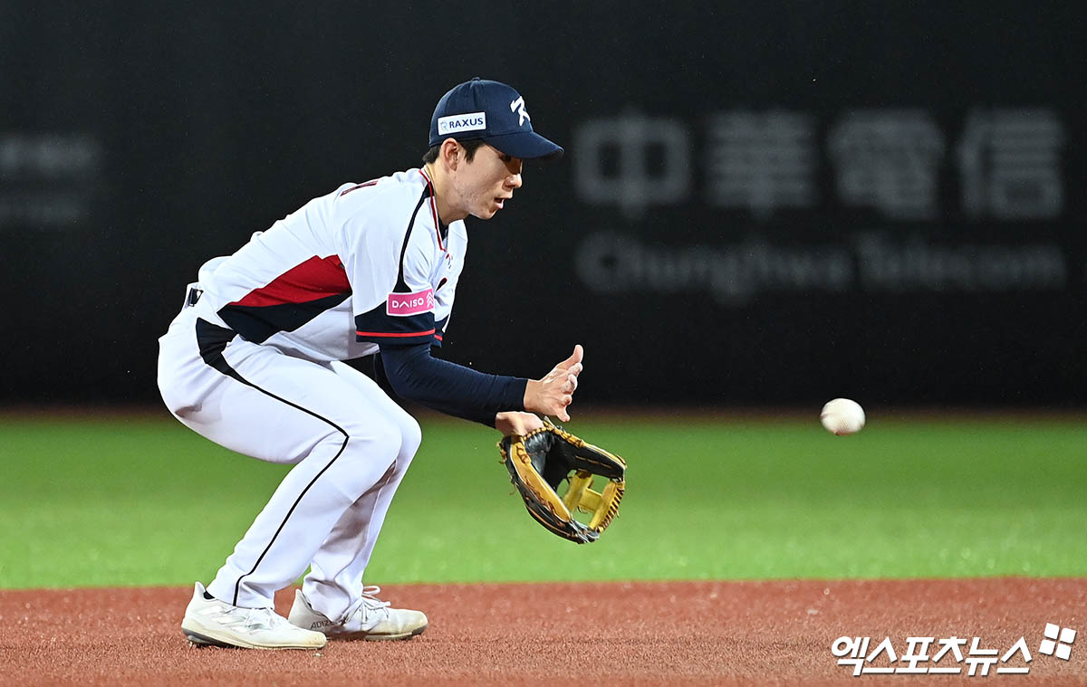 16일 오후 대만 타이베이 톈무야구장에서 열린 '2024 WBSC(세계야구소프트볼연맹) 프리미어12' B조 조별리그 4차전 대한민국과 도미니카공화국의 경기, 2회초 무사 만루 한국 유격수 박성한이 도미니카 데 레온의 타구를 수비하고 있다. 타이베이(대만), 박지영 기자