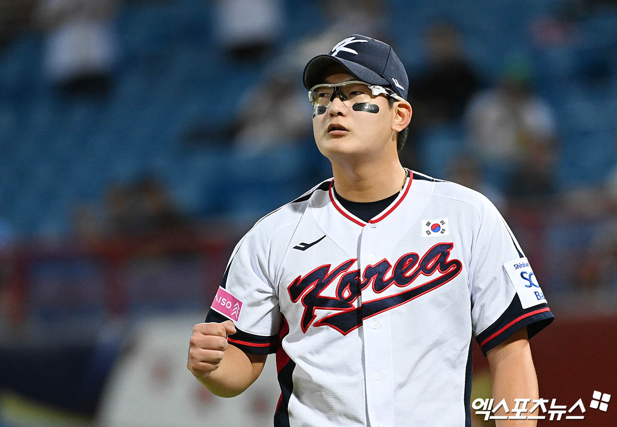 16일 오후 대만 타이베이 톈무야구장에서 열린 '2024 WBSC(세계야구소프트볼연맹) 프리미어12' B조 조별리그 4차전 대한민국과 도미니카공화국의 경기, 7회초 1사 1,2루 김서현이 도미니카 누녜즈를 병살타로 잡아내며 이닝을 종료시킨 뒤 기뻐하고 있다. 타이베이(대만), 박지영 기자