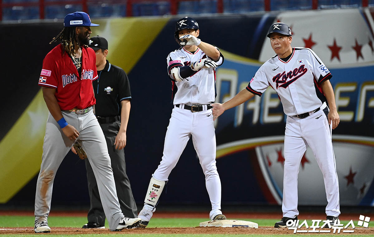 대표팀 내야수 송성문(가운데)은 16일 대만 타이베이 톈무야구장에서 열린 '2024 세계야구소프트볼연맹(WBSC) 프리미어12' 조별리그 B조 네 번째 경기 도미니카공화국전에서 6번타자 1루수로 선발 출전했다. 대표팀은 송성문의 5회말 2사 후 중전 안타 전까지 단 하나의 안타도 치지 못했다. 타이베이(대만), 박지영 기자