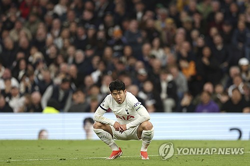 손흥민이 파리 생제르맹(PSG) 이적설과 연결된 가운데 영국 현지에서 2026년까지 손흥민을 붙잡으려는 계획이 과연 타당한 결정인지 의문이라는 보도가 나왔다. 높은 급여와 잦은 부상이 단점이라며 1년 연장 옵션을 발동한다는 결정 자체가 의문이라고 주장했다. 연합뉴스