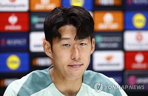 손흥민이 커리어 말년을 프랑스 최고 클럽인 파리 생제르맹(PSG)에서 보내는 모습을 볼 수 있을까. 토트넘 홋스퍼가 손흥민을 매각할 수도 있다는 가능성이 제기됐다. 토트넘이 지난 시즌에 이어 이번 시즌에도 유럽축구연맹(UEFA) 챔피언스리그 경쟁에서 밀려나 진출권을 얻어내지 못할 경우 손흥민을 팔아야 할 수도 있다는 주장이 나온 것이다. 사진 연합뉴스