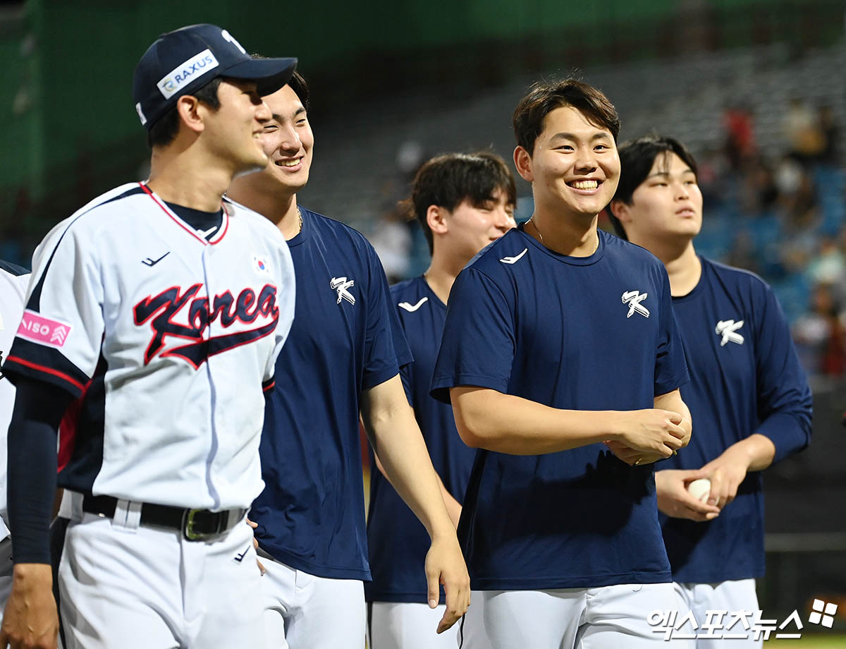 한국 야구대표팀 선수들이 지난 16일 대만 타이베이 톈무야구장에서 열린 2024 세계야구소프트볼연맹(WBSC) 프리미어12 조별리그 B조 네 번째 경기 도미니카공화국전에서 9-6으로 대역전승을 거둔 뒤 미소짓고 있다. 한국은 18일 호주와의 조별리그 최종전을 이긴 뒤 다른 팀들의 경기 결과, 특히 대만의 결과를 지켜봐야 하는 상황이 됐다. 타이베이(대만), 박지영 기자