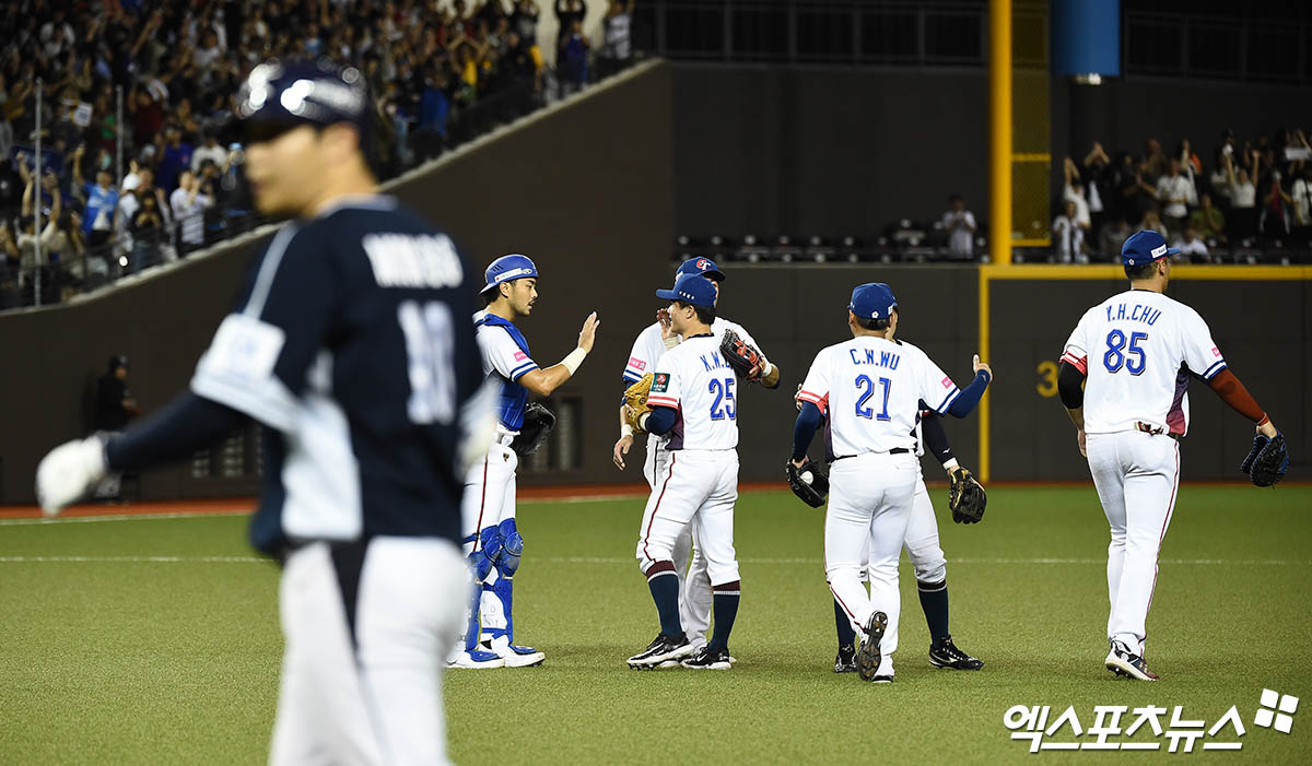 대만 야구 국가대표팀이 17일 대만 타이베이의 타이베이돔에서 열린 호주와의 2024 세계야구소프트볼연맹(WBSC) 프리미어12 조별리그 B조 4차전에서 승리를 거두고 슈퍼 라운드 진출을 확정했다. 사진 엑스포츠뉴스 DB