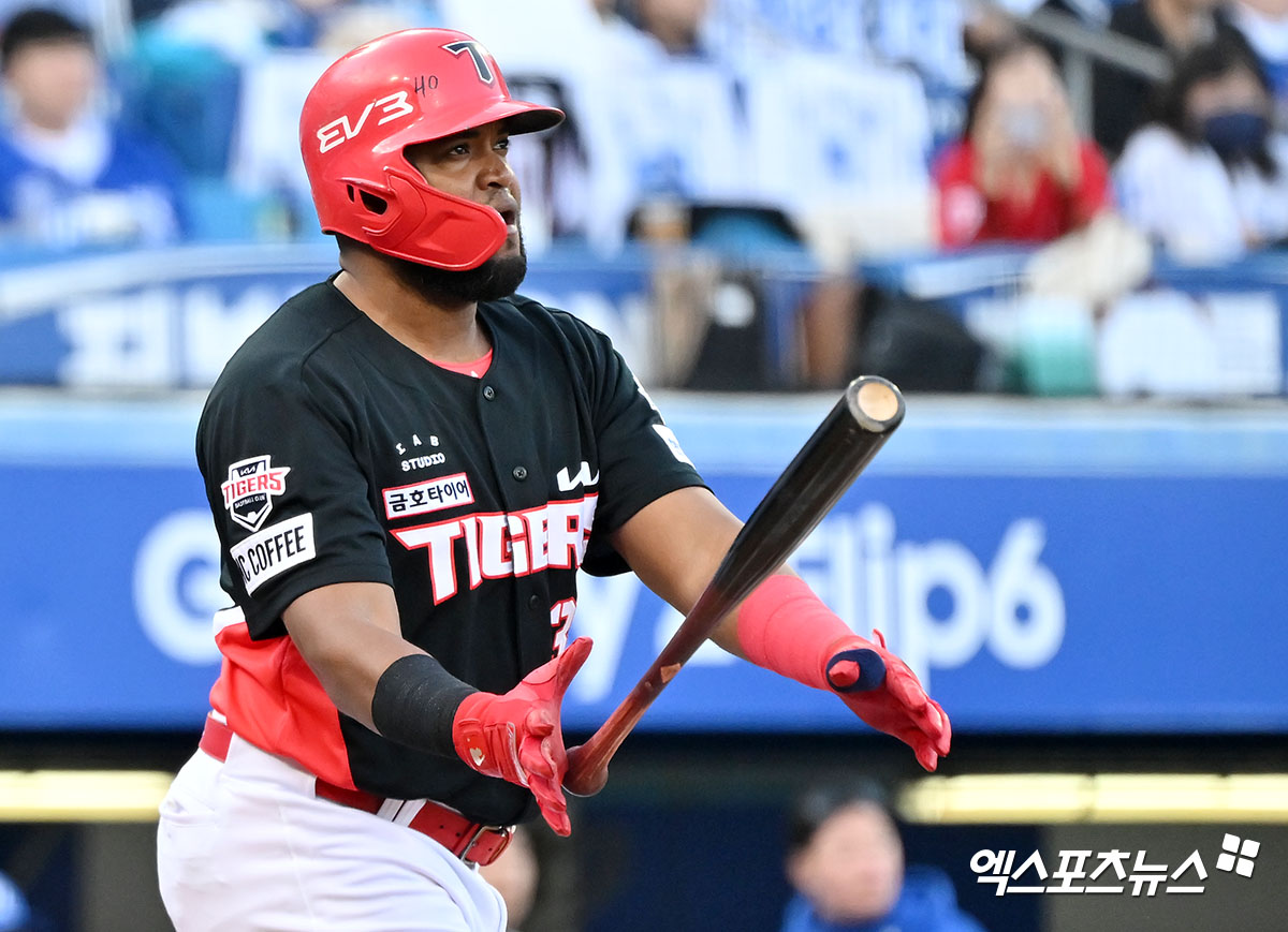 26일 오후 대구삼성라이온즈파크에서 열린 '2024 신한 SOL Bank KBO 한국시리즈' KIA 타이거즈와 삼성 라이온즈의 4차전 경기, 6회초 1사 1루 KIA 소크라테스가 투런 홈런을 날리고 있다. 엑스포츠뉴스 DB