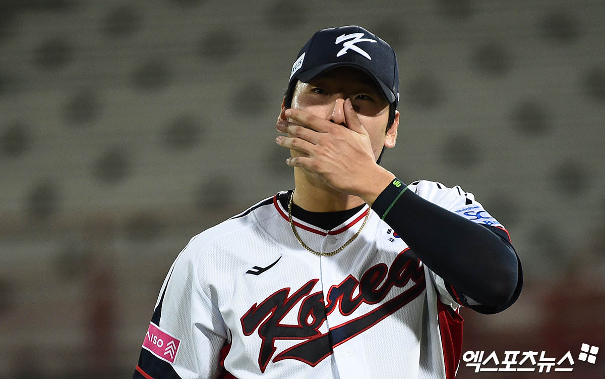 14일 오후 대만 톈무야구장에서 열린 '2024 WBSC(세계야구소프트볼연맹) 프리미어12' B조 조별리그 대한민국과 쿠바의 경기, 3회초 2사 1,3루 한국 선발투수 곽빈이 쿠바 요안 몬카다를 중견수 플라이 아웃으로 잡아내며 이닝을 마친 뒤 더그아웃으로 향하고 있다. 엑스포츠뉴스DB