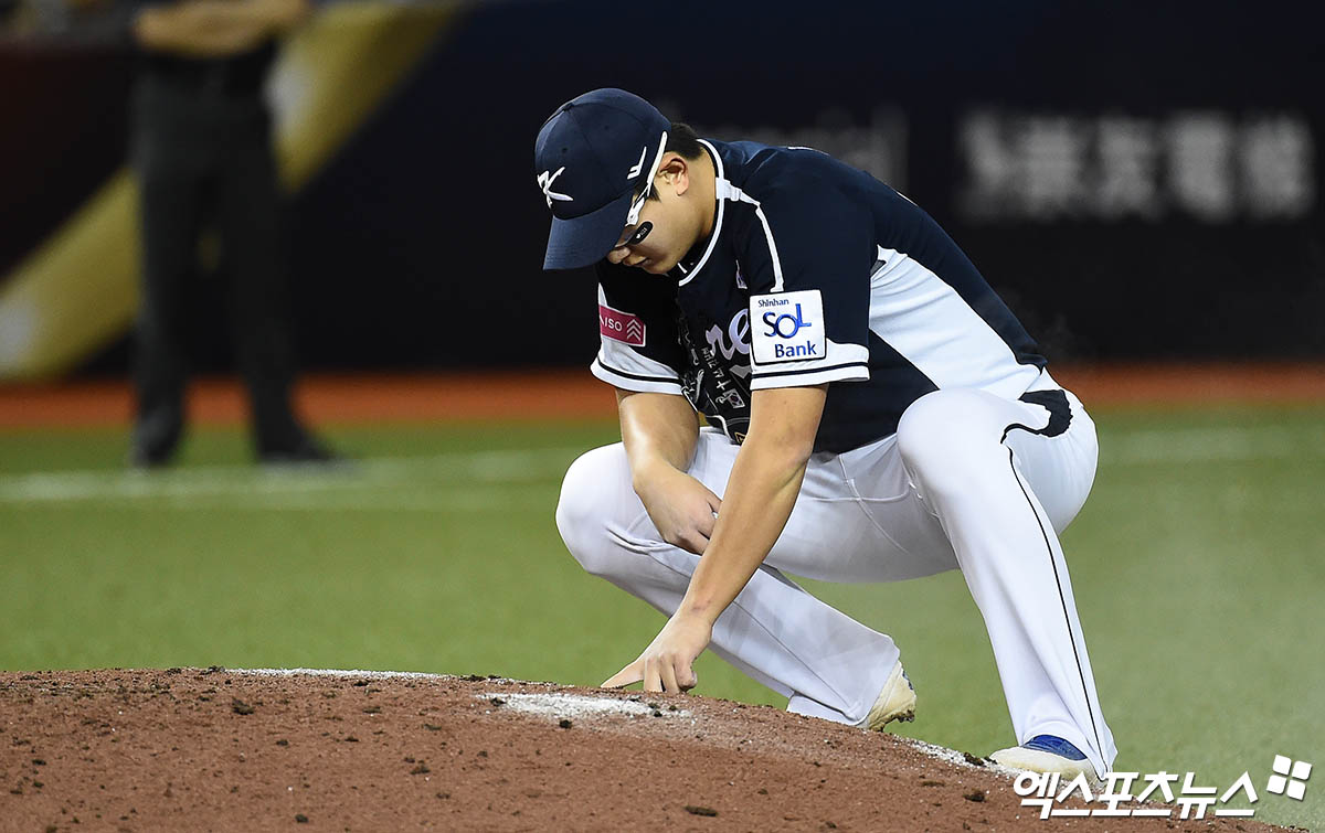 13일 오후 대만 타이베이돔에서 열린 '2024 WBSC(세계야구소프트볼연맹) 프리미어12' B조 조별리그 대한민국과 대만의 경기, 6회말 김서현이 피칭을 준비하고 있다. 엑스포츠뉴스DB