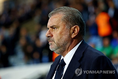 폴 로빈슨은 토트넘 홋스퍼가 이번 시즌 유럽축구연맹(UEFA) 챔피언스리그 혹은 UEFA 유로파리그 진출권을 얻지 못할 경우 안지 포스테코글루 감독이 경질될 수 있다고 했다. 토트넘이 현재 챔피언스리그 복귀를 최우선으로 생각하고 있는 상황이기 때문에 구단의 이번 시즌 성적이 포스테코글루 감독의 거취 문제와도 이어질 수 있다는 것이다. 2022-23시즌 이후 2시즌 연속으로 챔피언스리그 진출에 실패했던 토트넘이 다음 시즌에는 챔피언스리그 복귀라는 목표를 달성할 수 있을지 관심이 쏠린다. 사진 연합뉴스