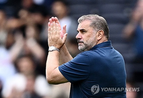 폴 로빈슨은 토트넘 홋스퍼가 이번 시즌 유럽축구연맹(UEFA) 챔피언스리그 혹은 UEFA 유로파리그 진출권을 얻지 못할 경우 안지 포스테코글루 감독이 경질될 수 있다고 했다. 토트넘이 현재 챔피언스리그 복귀를 최우선으로 생각하고 있는 상황이기 때문에 구단의 이번 시즌 성적이 포스테코글루 감독의 거취 문제와도 이어질 수 있다는 것이다. 2022-23시즌 이후 2시즌 연속으로 챔피언스리그 진출에 실패했던 토트넘이 다음 시즌에는 챔피언스리그 복귀라는 목표를 달성할 수 있을지 관심이 쏠린다. 사진 연합뉴스