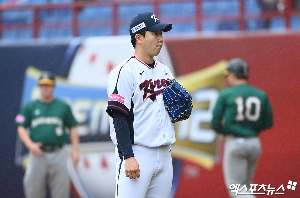 대표팀 투수 유영찬은 18일 대만 타이베이 톈무야구장에서 열린 '2024 세계야구소프트볼연맹(WBSC) 프리미어12' 조별리그 B조 마지막 맞대결 호주전에서 구원 등판했다. 5회초 볼넷 2개와 안타 하나를 허용해 무사 만루 위기에 처했다. 타이베이(대만), 박지영 기자