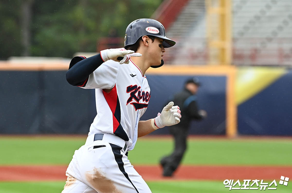 대표팀 내야수 김도영은 18일 대만 타이베이 톈무야구장에서 열린 '2024 세계야구소프트볼연맹(WBSC) 프리미어12' 조별리그 B조 마지막 맞대결 호주전에서 3번 지명타자로 선발 출전했다. 3회말과 4회말 적시타와 5회말 솔로포를 쳐 공격에 활력을 불어넣었다. 타이베이(대만), 박지영 기자