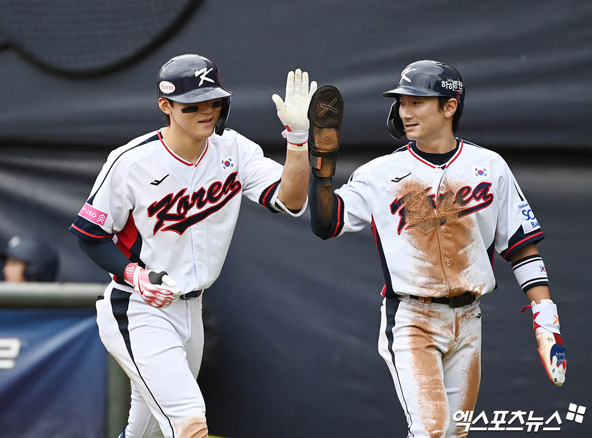 대표팀 내야수 김도영(왼쪽)은 18일 대만 타이베이 톈무야구장에서 열린 '2024 세계야구소프트볼연맹(WBSC) 프리미어12' 조별리그 B조 마지막 맞대결 호주전에서 3번 지명타자로 선발 출전했다. 3회말과 4회말 적시타와 5회말 솔로포를 쳐 공격에 활력을 불어넣었다. 타이베이(대만), 박지영 기자