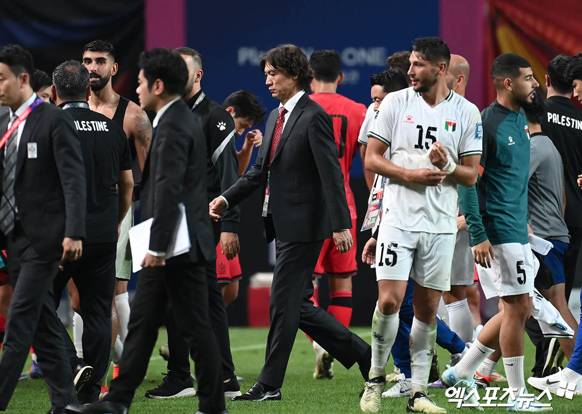 홍명보 감독은 다음 2026 북중미 월드컵을 넘어 향후 10년을 내다보고 축구대표팀을 운영하고 있다. 현실적으로 한국 축구의 미래를 짊어질 자원들을 발굴하면서 대표팀을 운영하는 게 중요하다고 강조했다. 엑스포츠뉴스DB