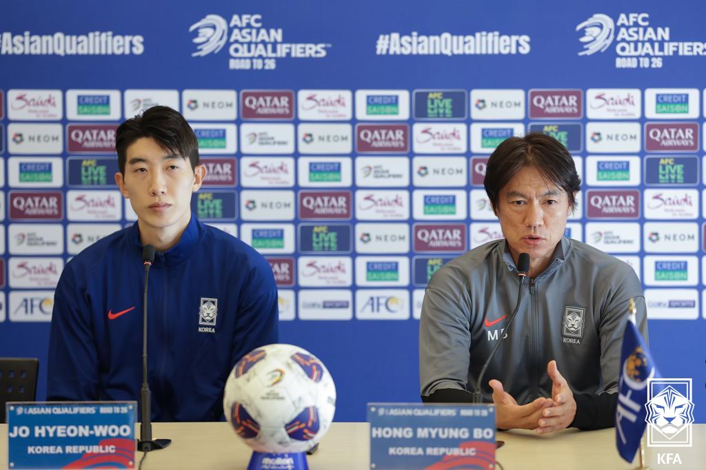 축구 국가대표팀 수문장 조현우가 홍명보 감독의 리더십 덕에 한국 축구의 발전이 더욱 기대된다고 밝혔다. 김민재와 조유민으로 이뤄진 센터백 조합에 대해서도 워낙 훌륭한 기량을 가진 선수들이기에 마음이 든든해진다고 말했다. 대한축구협회