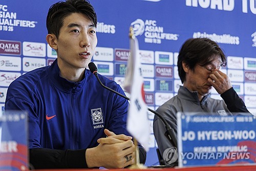 축구 국가대표팀 수문장 조현우가 홍명보 감독의 리더십 덕에 한국 축구의 발전이 더욱 기대된다고 밝혔다. 김민재와 조유민으로 이뤄진 센터백 조합에 대해서도 워낙 훌륭한 기량을 가진 선수들이기에 마음이 든든해진다고 말했다. 연합뉴스