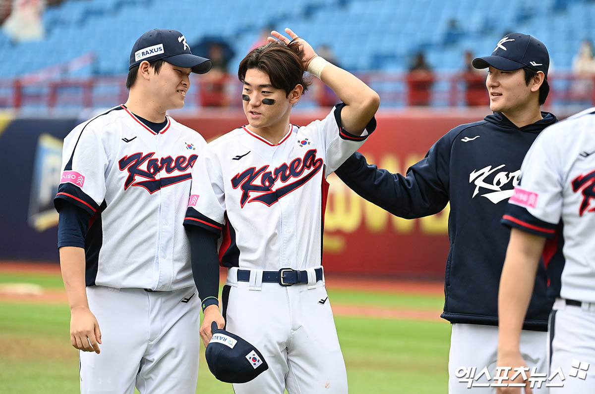 류중일 감독이 이끄는 대한민국 야구 국가대표팀이 18일 대만 타이베이의 톈무 야구장에서 열린 2024 세계야구소프트볼연맹(WBSC) 프리미어12 조별리그 B조 최종전에서 호주를 5-2로 꺾었다. 다만 일본과 대만에 밀리면서 슈퍼 라운드(4강) 진출에 실패했다. 사진 박지영 기자