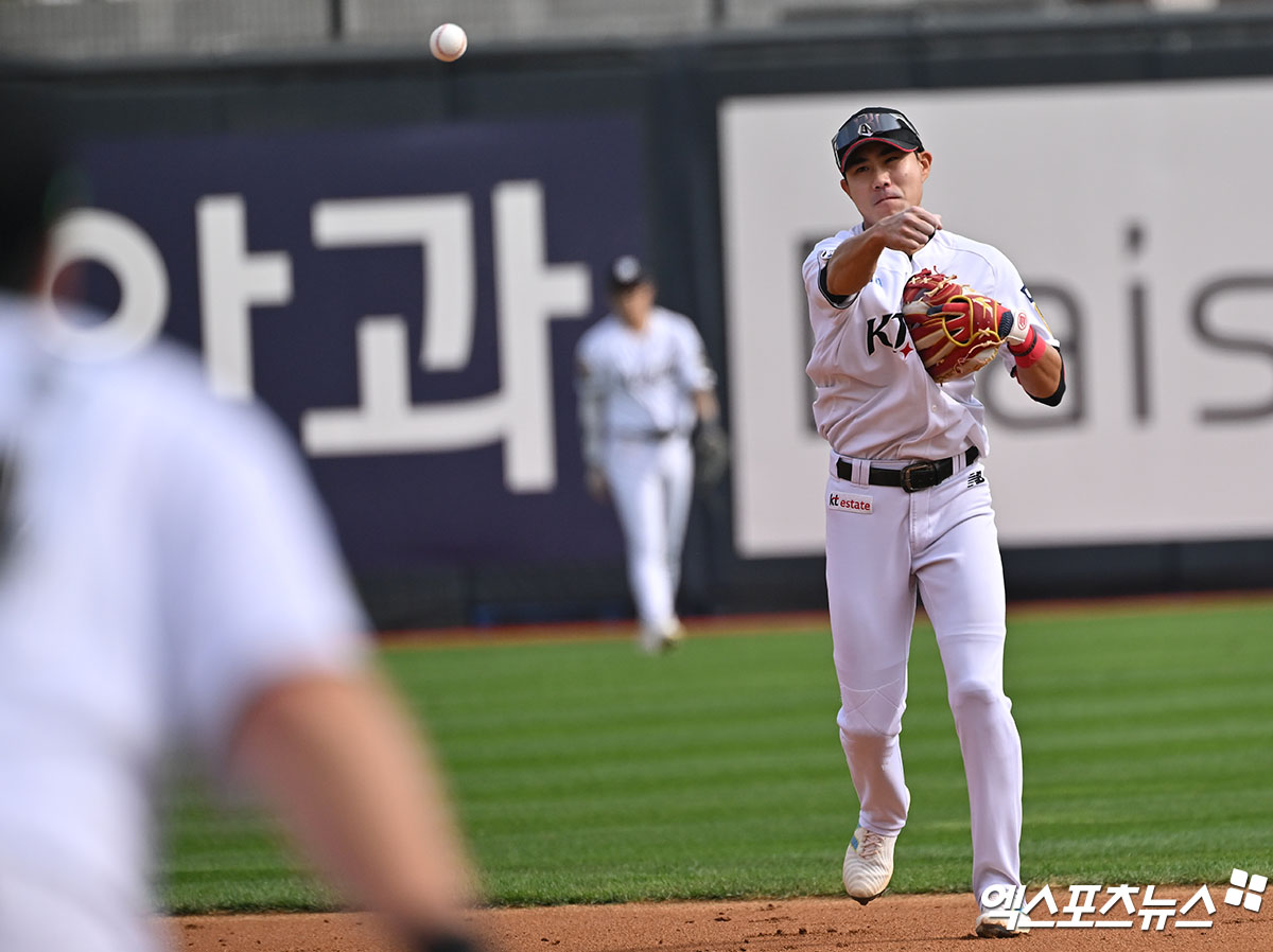 9일 오후 수원KT위즈파크에서 열린 '2024 신한 SOL Bank KBO 포스트시즌' LG 트윈스와 KT 위즈의 준플레이오프 4차전 경기, 2회초 KT 심우준이 LG 박동원의 타구를 잡아 1루로 송구하고 있다. 엑스포츠뉴스DB