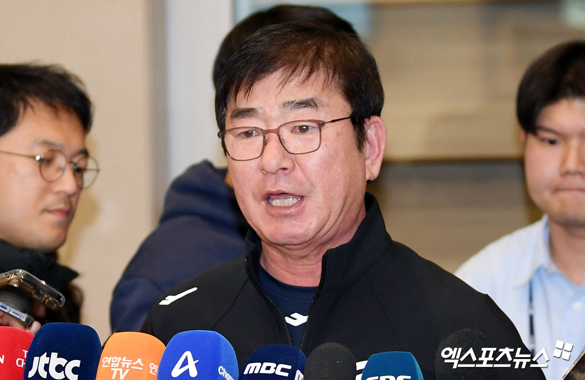 류중일 야구 국가대표팀 감독이 19일 인천국제공항을 통해 귀국한 뒤 2024 WBSC 프리미어12 조별리그 탈락 결과에 대한 아쉬움과 성과 등을 언급했다. 사진 김한준 기자