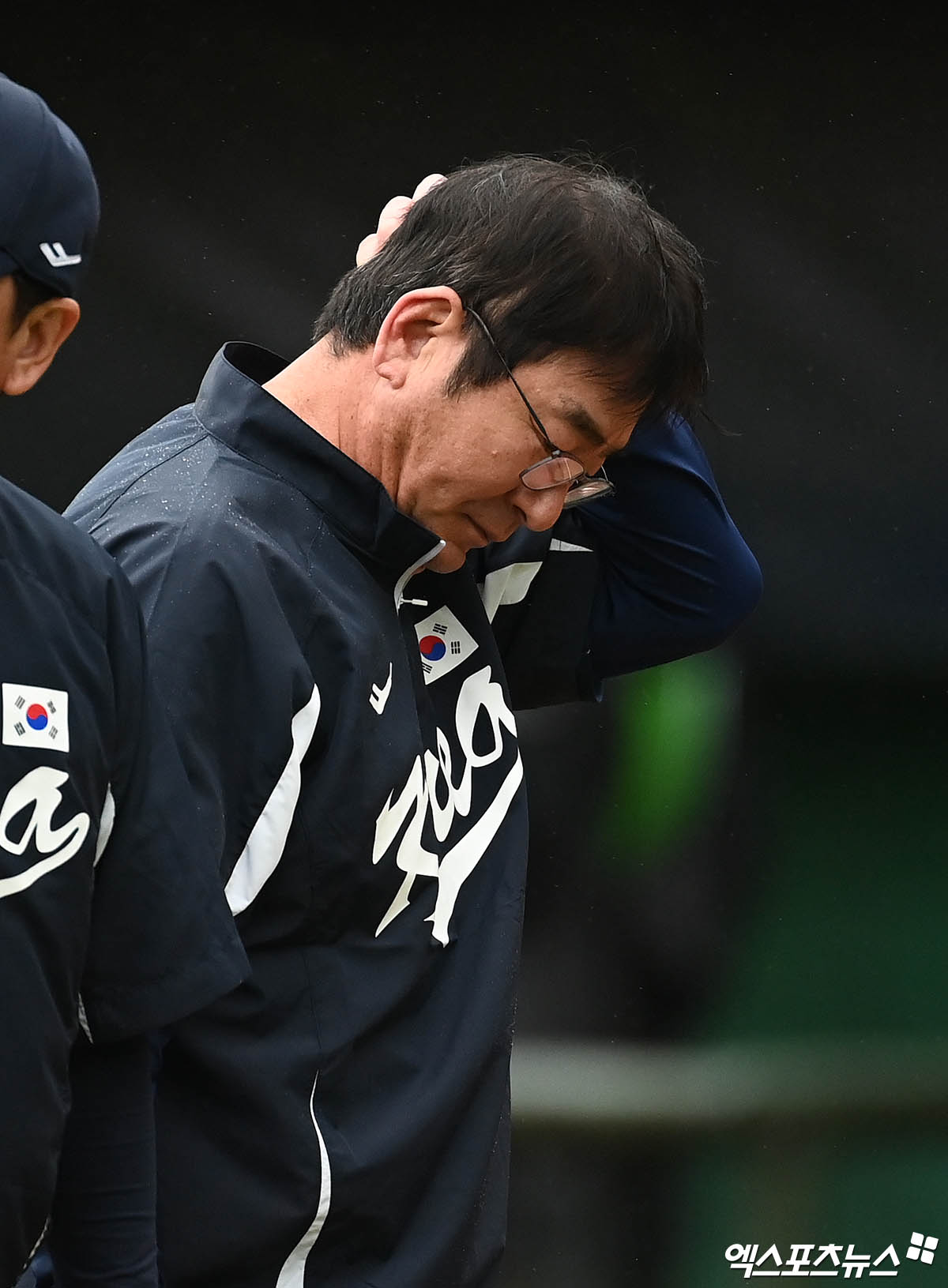 류중일 야구 국가대표팀 감독이 19일 인천국제공항을 통해 귀국한 뒤 2024 WBSC 프리미어12 조별리그 탈락 결과에 대한 아쉬움과 성과 등을 언급했다. 사진 김한준 기자