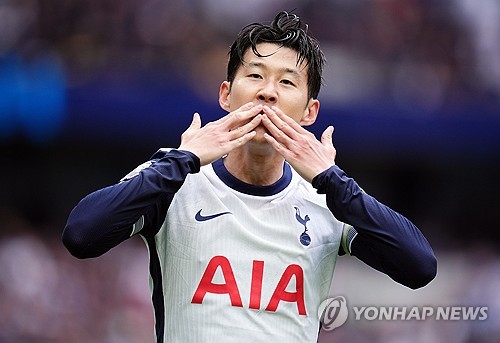 한국 축구 선수가 자유계약으로 빅클럽에 입성하는 모습을 볼 수 있을지도 모른다. 토트넘 홋스퍼와 계약 만료를 1년 남겨둔 손흥민이 어떤 선택을 내리느냐가 중요해졌다. 손흥민이 FA로 빅클럽 유니폼을 입는다면 한국 축구에서 전례 없는 일이 탄생하게 된다. 연합뉴스