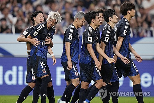 일본은 19일(한국시간) 중국 샤먼에 위치한 샤먼 백로 스타디움에서 열린 중국과의 2026 국제축구연맹(FIFA) 북중미 월드컵 아시아 지역 3차예선 C조 6차전에서 3-1 승리를 거뒀다. 이날 승리로 일본은 C조 선두 자리를 공고히 했지만 중국은 C조 5위로 추락하면서 월드컵 본선 진출 가능성이 안갯속에 빠졌다. 연합뉴스