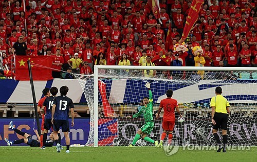 일본은 19일(한국시간) 중국 샤먼에 위치한 샤먼 백로 스타디움에서 열린 중국과의 2026 국제축구연맹(FIFA) 북중미 월드컵 아시아 지역 3차예선 C조 6차전에서 3-1 승리를 거뒀다. 이날 승리로 일본은 C조 선두 자리를 공고히 했지만 중국은 C조 5위로 추락하면서 월드컵 본선 진출 가능성이 안갯속에 빠졌다. 연합뉴스