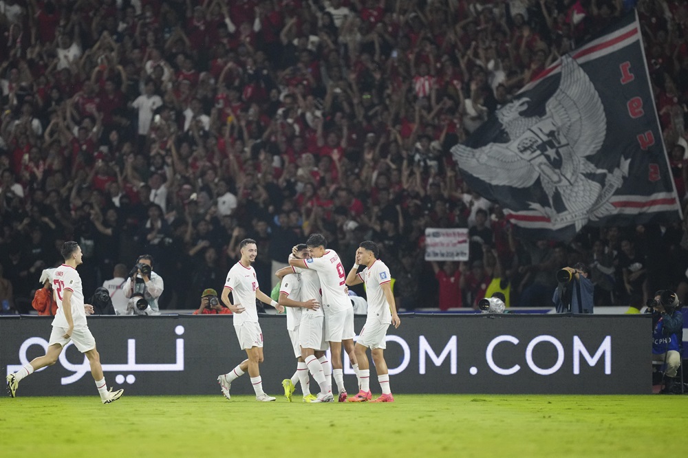 신태용 감독이 이끄는 인도네시아 축구 국가대표팀이 19일(한국시간) 인도네시아 자카르타의 겔로라 붕 카르노 스타디움에서 열린 2026 FIFA 북중미 월드컵 아시아 3차예선 C조 6차전에서 사우디아라비아를 2-0으로 꺾고 3차예선 첫 승과 함께 C조 3위로 올라섰다. 사진 연합뉴스