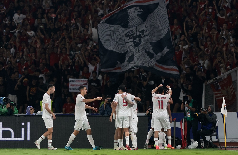 신태용 감독이 이끄는 인도네시아 축구 국가대표팀이 19일(한국시간) 인도네시아 자카르타의 겔로라 붕 카르노 스타디움에서 열린 2026 FIFA 북중미 월드컵 아시아 3차예선 C조 6차전에서 사우디아라비아를 2-0으로 꺾고 3차예선 첫 승과 함께 C조 3위로 올라섰다. 사진 연합뉴스