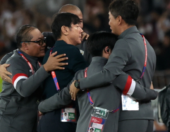 신태용 감독이 이끄는 인도네시아 축구 국가대표팀이 19일(한국시간) 인도네시아 자카르타의 겔로라 붕 카르노 스타디움에서 열린 2026 FIFA 북중미 월드컵 아시아 3차예선 C조 6차전에서 사우디아라비아를 2-0으로 꺾고 3차예선 첫 승과 함께 C조 3위로 올라섰다. 사진 연합뉴스