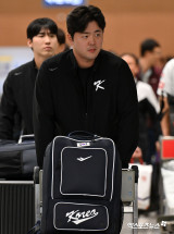 김형준 '인천공항 통해 귀국'[포토]