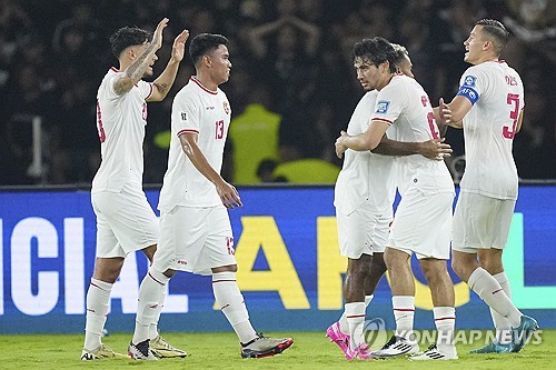 인도네시아가 안방에서 중동의 맹주 사우디아라비아를 2-0으로 제압하고 조 3위로 올라서면서 월드컵 진출 가능성을 높였다. 현재 인도네시아의 승점은 6점이다. 승점 차이가 10점인 조 선두 일본을 끌어내리는 것은 쉽지 않아 보이지만, 2위 호주(승점 7)의 자리는 충분히 노릴 수 있다. 지금의 흐름을 이어간다면 신태용 감독이 말한 현실적인 목표인 4차예선 진출 역시 무난하게 달성할 수 있을 것으로 보인다. 사진 연합뉴스