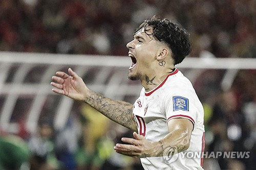 인도네시아가 안방에서 중동의 맹주 사우디아라비아를 2-0으로 제압하고 조 3위로 올라서면서 월드컵 진출 가능성을 높였다. 현재 인도네시아의 승점은 6점이다. 승점 차이가 10점인 조 선두 일본을 끌어내리는 것은 쉽지 않아 보이지만, 2위 호주(승점 7)의 자리는 충분히 노릴 수 있다. 지금의 흐름을 이어간다면 신태용 감독이 말한 현실적인 목표인 4차예선 진출 역시 무난하게 달성할 수 있을 것으로 보인다. 사진 연합뉴스