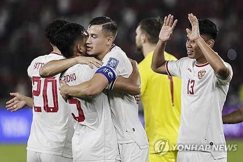 인도네시아가 안방에서 중동의 맹주 사우디아라비아를 2-0으로 제압하고 조 3위로 올라서면서 월드컵 진출 가능성을 높였다. 현재 인도네시아의 승점은 6점이다. 승점 차이가 10점인 조 선두 일본을 끌어내리는 것은 쉽지 않아 보이지만, 2위 호주(승점 7)의 자리는 충분히 노릴 수 있다. 지금의 흐름을 이어간다면 신태용 감독이 말한 현실적인 목표인 4차예선 진출 역시 무난하게 달성할 수 있을 것으로 보인다. 사진 연합뉴스