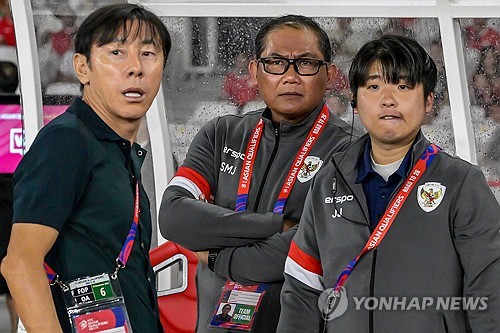 인도네시아가 안방에서 중동의 맹주 사우디아라비아를 2-0으로 제압하고 조 3위로 올라서면서 월드컵 진출 가능성을 높였다. 현재 인도네시아의 승점은 6점이다. 승점 차이가 10점인 조 선두 일본을 끌어내리는 것은 쉽지 않아 보이지만, 2위 호주(승점 7)의 자리는 충분히 노릴 수 있다. 지금의 흐름을 이어간다면 신태용 감독이 말한 현실적인 목표인 4차예선 진출 역시 무난하게 달성할 수 있을 것으로 보인다. 사진 연합뉴스