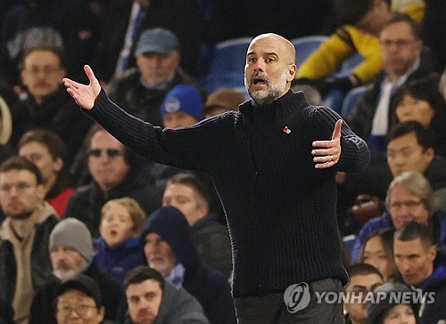 현 시점 세계 최고의 축구 지도자로 꼽히는 펩 과르디올라 감독이 맨체스터 시티와의 동행을 이어간다. 과르디올라 감독이 맨체스터 시티와 1년 연장 옵션이 포함된 1년 재계약을 맺었다는 소식이다. 글로벌 스포츠 매체 '디 애슬레틱'은 20일(한국시간) 펩 과르디올라 감독이 맨체스터 시티와 1년 연장 옵션이 포함된 새로운 계약을 체결했다고 보도했다. 과르디올라 감독이 계약 기간을 모두 보낼 경우 맨체스터 시티에서만 10년이라는 기간을 채우게 된다. 사진 연합뉴스