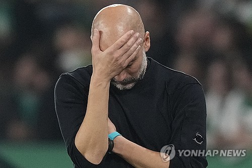 현 시점 세계 최고의 축구 지도자로 꼽히는 펩 과르디올라 감독이 맨체스터 시티와의 동행을 이어간다. 과르디올라 감독이 맨체스터 시티와 1년 연장 옵션이 포함된 1년 재계약을 맺었다는 소식이다. 글로벌 스포츠 매체 '디 애슬레틱'은 20일(한국시간) 펩 과르디올라 감독이 맨체스터 시티와 1년 연장 옵션이 포함된 새로운 계약을 체결했다고 보도했다. 과르디올라 감독이 계약 기간을 모두 보낼 경우 맨체스터 시티에서만 10년이라는 기간을 채우게 된다. 사진 연합뉴스