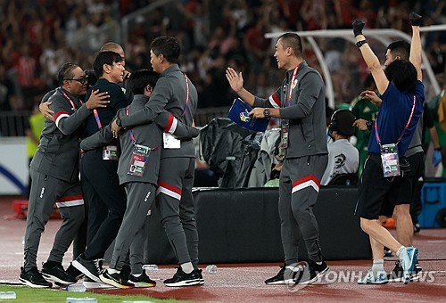 '신태용 매직'이다. 신태용 감독이 중동의 강호 사우디아라비아를 홈에서 꺾고 동남아시아 축구 새 역사를 써내려갔다. 인도네시아 현지 보도에 따르면 아세안축구연맹(AFF) 소속 국가들 중 사우디아라비아를 상대로 승리를 거둔 건 2024년의 인도네시아가 최초다. 동남아시아 축구 역사에 새로운 기록이 탄생한 것이다. 인도네시아는 이날 승리로 2026 북중미 월드컵 진출에 대한 희망을 살렸다. 사진 연합뉴스