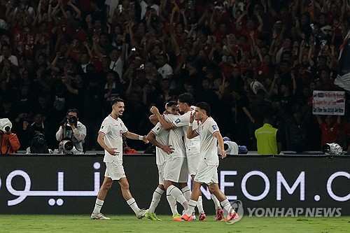 '신태용 매직'이다. 신태용 감독이 중동의 강호 사우디아라비아를 홈에서 꺾고 동남아시아 축구 새 역사를 써내려갔다. 인도네시아 현지 보도에 따르면 아세안축구연맹(AFF) 소속 국가들 중 사우디아라비아를 상대로 승리를 거둔 건 2024년의 인도네시아가 최초다. 동남아시아 축구 역사에 새로운 기록이 탄생한 것이다. 인도네시아는 이날 승리로 2026 북중미 월드컵 진출에 대한 희망을 살렸다. 사진 연합뉴스