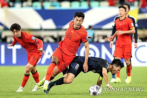 중국 축구는 아직 월드컵에 나갈 준비가 되어 있지 않은 듯하다. 말 그대로 대망신이었다. 중국 팬들이 안방에서 열린 일본과의 경기에서 최악의 비매너를 보여줬다. 일본의 국가가 나올 때 야유했고, 일본 선수들에게는 레이저를 쐈다. 한 팬은 경기 도중 경기장에 난입해 상의를 탈의하는 등 경기 진행도 방해했다. 이런 행동들의 자신의 이미지를 깎아먹는다는 걸 모르는 듯한 행태였다. 사진 연합뉴스