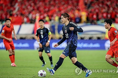 중국 축구는 아직 월드컵에 나갈 준비가 되어 있지 않은 듯하다. 말 그대로 대망신이었다. 중국 팬들이 안방에서 열린 일본과의 경기에서 최악의 비매너를 보여줬다. 일본의 국가가 나올 때 야유했고, 일본 선수들에게는 레이저를 쐈다. 한 팬은 경기 도중 경기장에 난입해 상의를 탈의하는 등 경기 진행도 방해했다. 이런 행동들의 자신의 이미지를 깎아먹는다는 걸 모르는 듯한 행태였다. 사진 연합뉴스