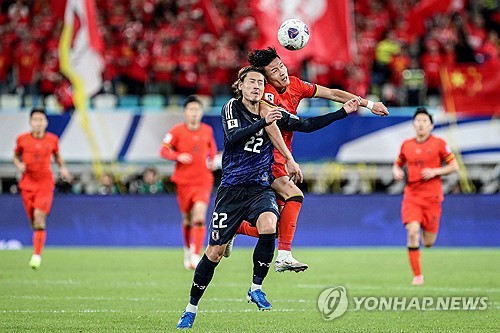 중국 축구는 아직 월드컵에 나갈 준비가 되어 있지 않은 듯하다. 말 그대로 대망신이었다. 중국 팬들이 안방에서 열린 일본과의 경기에서 최악의 비매너를 보여줬다. 일본의 국가가 나올 때 야유했고, 일본 선수들에게는 레이저를 쐈다. 한 팬은 경기 도중 경기장에 난입해 상의를 탈의하는 등 경기 진행도 방해했다. 이런 행동들의 자신의 이미지를 깎아먹는다는 걸 모르는 듯한 행태였다. 사진 연합뉴스