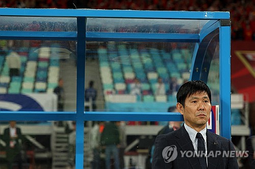 중국 축구는 아직 월드컵에 나갈 준비가 되어 있지 않은 듯하다. 말 그대로 대망신이었다. 중국 팬들이 안방에서 열린 일본과의 경기에서 최악의 비매너를 보여줬다. 일본의 국가가 나올 때 야유했고, 일본 선수들에게는 레이저를 쐈다. 한 팬은 경기 도중 경기장에 난입해 상의를 탈의하는 등 경기 진행도 방해했다. 이런 행동들의 자신의 이미지를 깎아먹는다는 걸 모르는 듯한 행태였다. 사진 연합뉴스