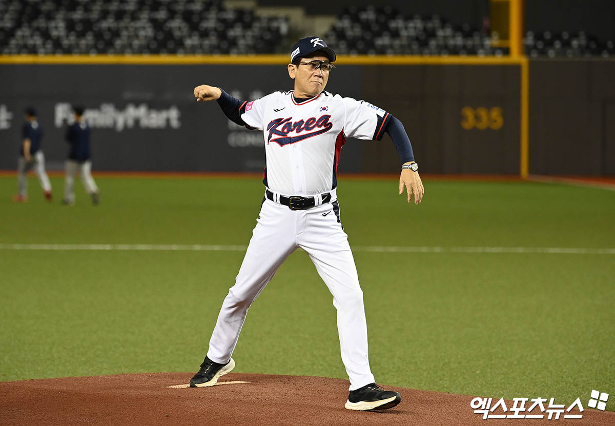 12일 오후 대만 타이베이돔에서 '2024 WBSC(세계야구소프트볼연맹) 프리미어12'에 출전하는 대한민국 야구 국가대표팀 선수단의 공식 훈련이 진행됐다. 훈련에 앞서 최일언 투수코치가 마운드를 체크하고 있다. 엑스포츠뉴스DB