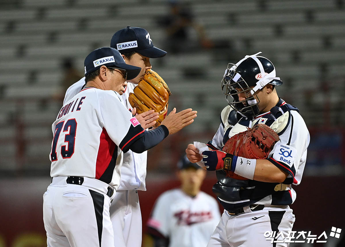 16일 오후 대만 타이베이 톈무야구장에서 열린 '2024 WBSC(세계야구소프트볼연맹) 프리미어12' B조 조별리그 4차전 대한민국과 도미니카공화국의 경기, 2회초 무사 만루 최일언 투수코치가 마운드를 방문해 선발투수 임찬규와 이야기를 나누고 있다. 엑스포츠뉴스DB