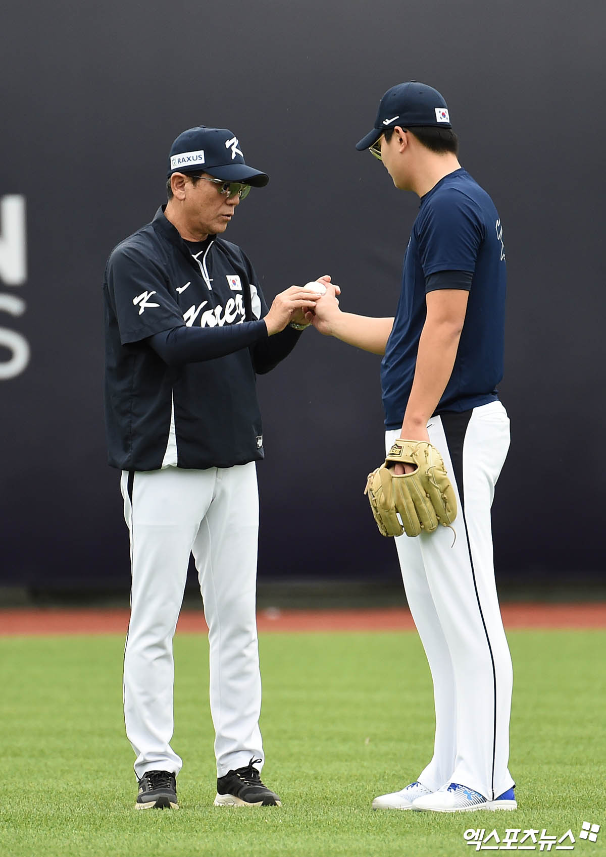 14일 오후 대만 톈무야구장에서 열리는 '2024 WBSC(세계야구소프트볼연맹) 프리미어12' B조 조별리그 대한민국과 쿠바의 경기에 앞서 최일언 투수코치가 김서현을 지도하고 있다. 엑스포츠뉴스DB