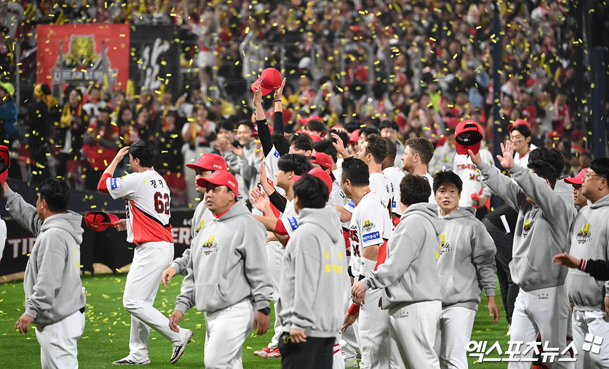 28일 오후 광주기아챔피언스필드에서 열린 '2024 신한 SOL Bank KBO 한국시리즈' 삼성 라이온즈와 KIA 타이거즈의 5차전 경기, KIA가 7:5의 스코어로 승리하며 7년 만에 통합 우승을 이뤄냈다. 경기 종료 후 KIA 선수단이 관중석을 향해 인사하고 있다. 엑스포츠뉴스DB