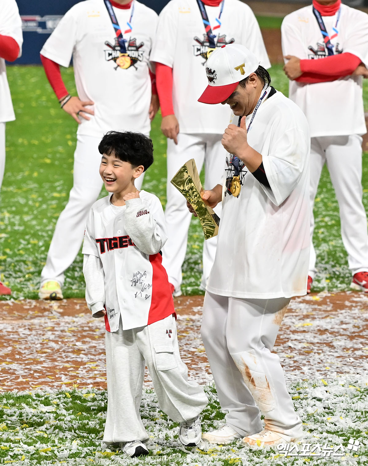 28일 오후 광주기아챔피언스필드에서 열린 '2024 신한 SOL Bank KBO 한국시리즈' 삼성 라이온즈와 KIA 타이거즈의 5차전 경기, KIA가 7:5의 스코어로 승리하며 7년 만에 통합 우승을 이뤄냈다. 통합우승을 차지한 KIA 김선빈이 우승공약인 삐끼삐끼 댄스를 선보이고 있다. 엑스포츠뉴스DB