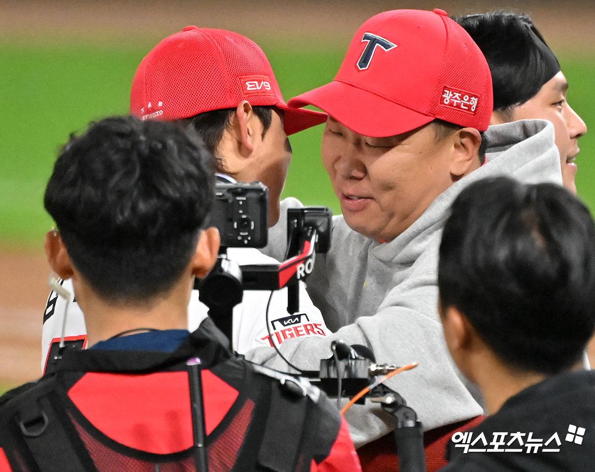 28일 오후 광주기아챔피언스필드에서 열린 '2024 신한 SOL Bank KBO 한국시리즈' 삼성 라이온즈와 KIA 타이거즈의 5차전 경기, KIA가 7:5의 스코어로 승리하며 7년 만에 통합 우승을 이뤄냈다. 통합우승을 차지한 KIA 이범호 감독과 김도영이 함께 기뻐하고 있다. 엑스포츠뉴스DB